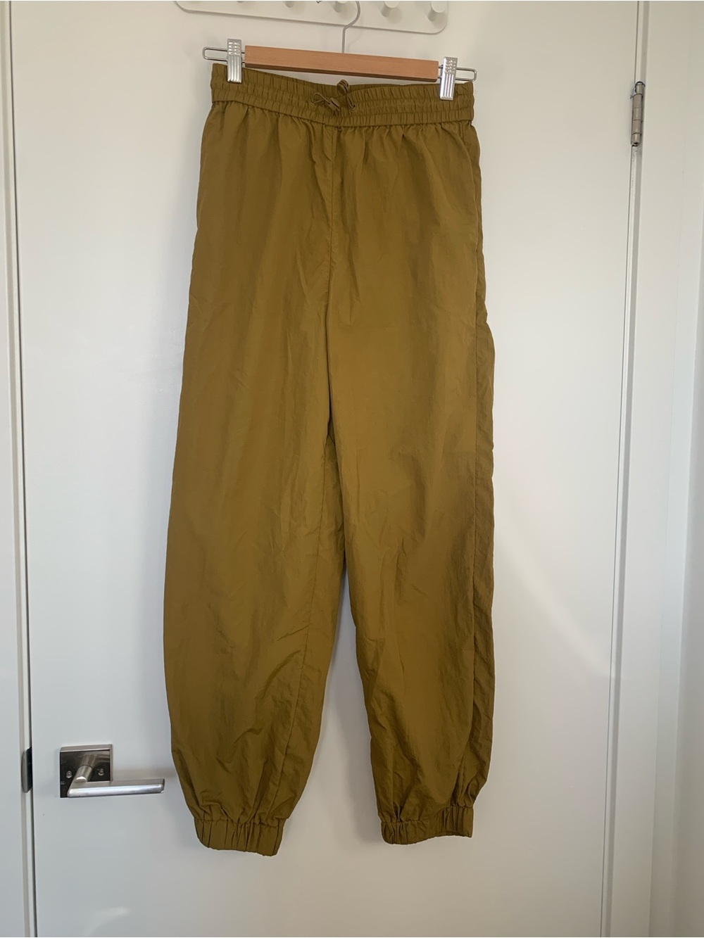 Chic Lightweight Drawstring Track Pants in Olive